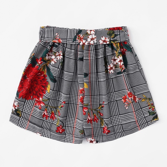 Self Tie Waist Shorts - Picture 2 of 5